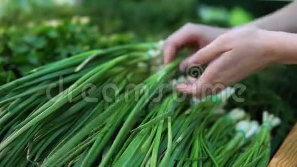 在超市里女性手的特写选择绿色视频的预览图