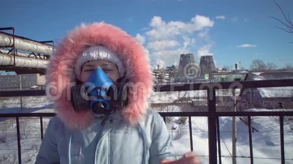 年轻女子戴着过滤保护面罩背景是吸烟管道视频的预览图