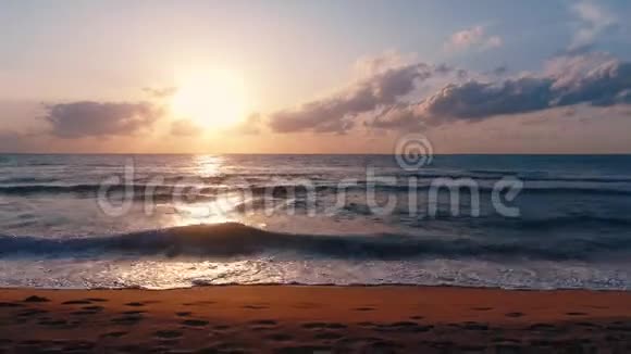 轻松励志的晨过海涛海滩上的日出视频的预览图