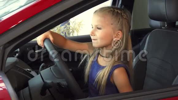 漂亮可爱的女孩转动汽车的方向盘视频的预览图