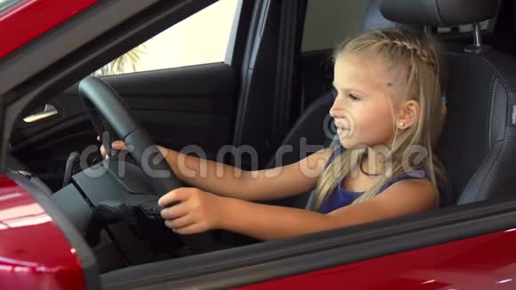 小女孩坐在方向盘上假装开车视频的预览图
