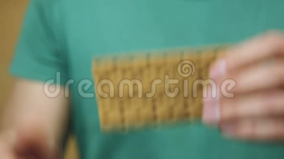 无麸质饮食的人男性吃饼干营养减肥视频的预览图