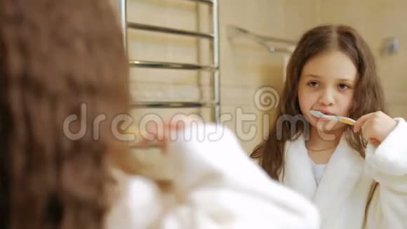 儿童牙齿保健卫生女孩刷牙视频的预览图