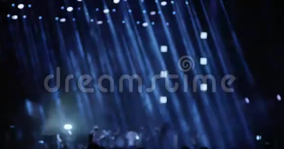 夜晚音乐会上的人群视频的预览图