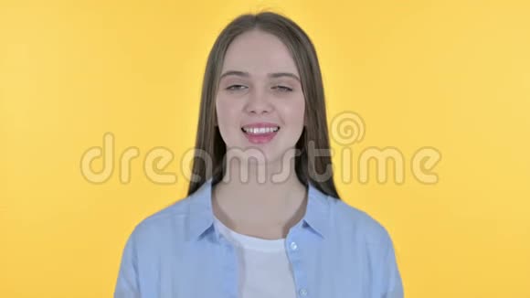 微笑的偶然青年妇女黄色背景视频的预览图