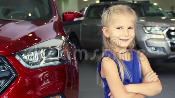 一个可爱的女孩站在车的背景上笑着视频的预览图