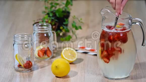 准备自制的清爽草莓柠檬水和薄荷视频的预览图