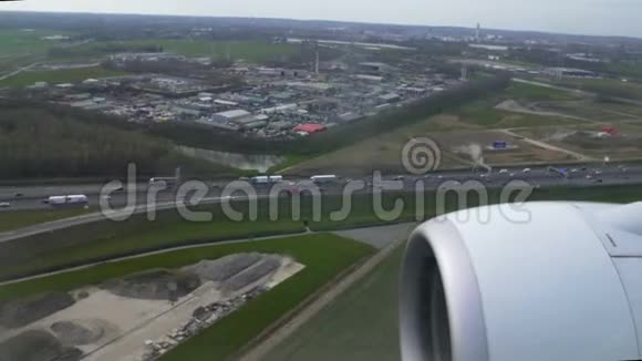 从飞机窗口飞机着陆运输看到的高速公路上的活跃交通视频的预览图