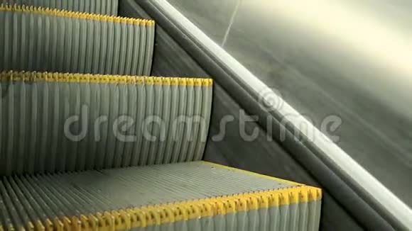 灰色现代自动扶梯的移动楼梯自动扶梯特写视频的预览图