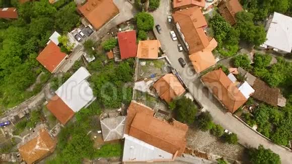 无人机飞越美丽的西格纳吉镇的房屋和街道前往格鲁吉亚视频的预览图