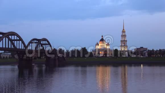 古老的斯帕索普雷布拉辛斯基大教堂黄昏俄罗斯里宾斯克视频的预览图
