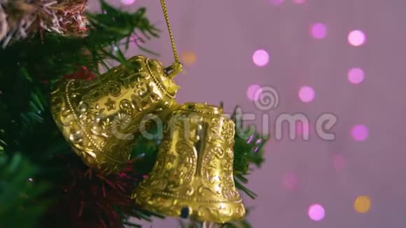 圣诞钟声装饰的圣诞树视频的预览图