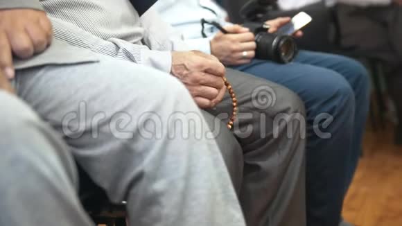 在穆斯林会议上男性用手触摸念珠视频的预览图