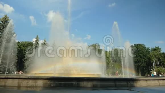 在公园的一个大喷泉上形成了一道美丽的彩虹水冲上来了视频的预览图