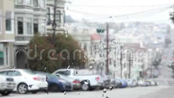 下雨了穿过街道的女人抱着她的大腿狗和乌布雷拉视频的预览图