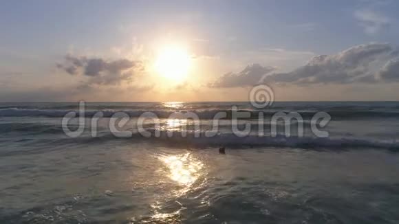 轻松励志的晨过海涛海滩上的日出视频的预览图