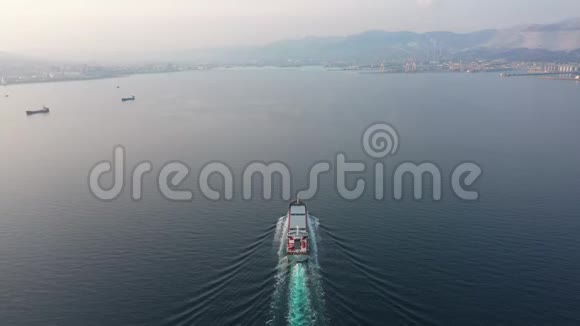 海上超大型空集装箱船的空中镜头俯视图视频的预览图