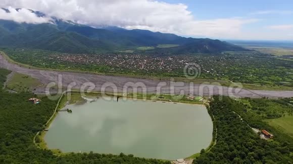 令人惊叹的湖光山色峡谷和房屋在格鲁吉亚视频的预览图