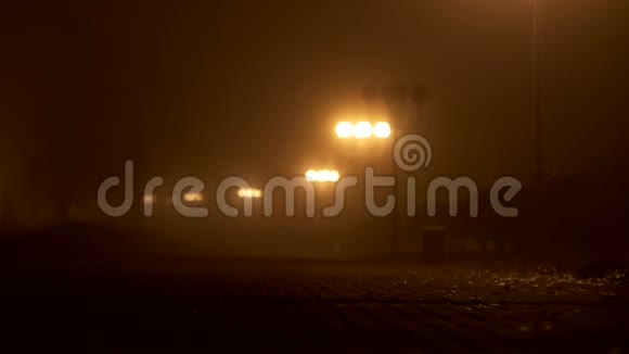 夜晚的街巷雾中灯火通明人们在上面行走视频的预览图