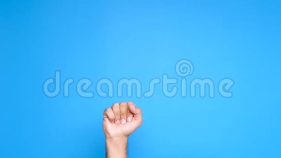 男人的手举在蓝屏上竖起大拇指视频的预览图