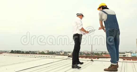 工程师们在屋顶上讨论蓝图视频的预览图