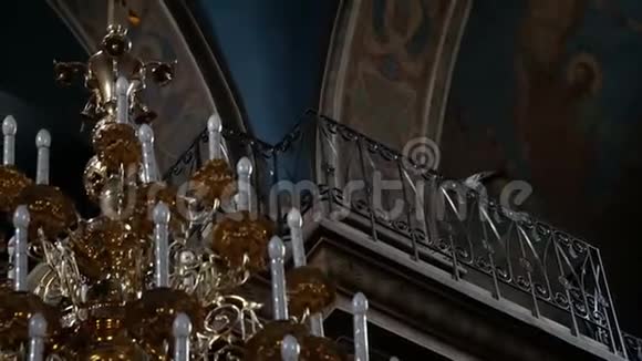 鸽子坐在教堂天花板下的栏杆上这只鸟在房间里飞走了视频的预览图