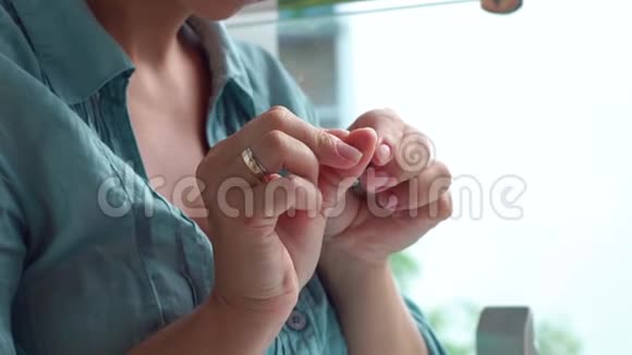 家美甲和美甲护理理念女性剪角质层而家庭指甲关闭女人用镊子视频的预览图