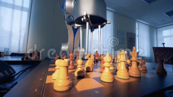 人工智能概念创新的现代机器人手臂与一个人下棋4K视频的预览图