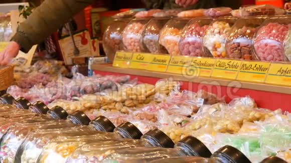 欧洲圣诞市场柜台上的各种圆形棒棒糖德国糖果名称玻璃上的圆形糖果视频的预览图