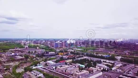 空气和从上面的观点喷发蒸气附近的大都市从冶金结构冶金和冶金视频的预览图