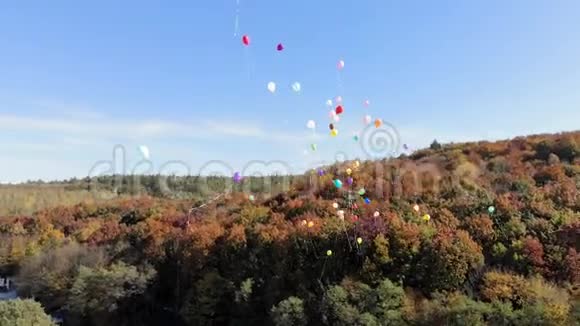 五颜六色的氦气球飞向天空空中观景视频的预览图