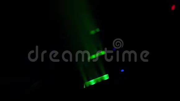 舞台照明效果在黑暗和机器产生烟雾特写高清视频视频的预览图