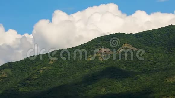 白云在青山上美丽的自然时光流逝生态视频的预览图