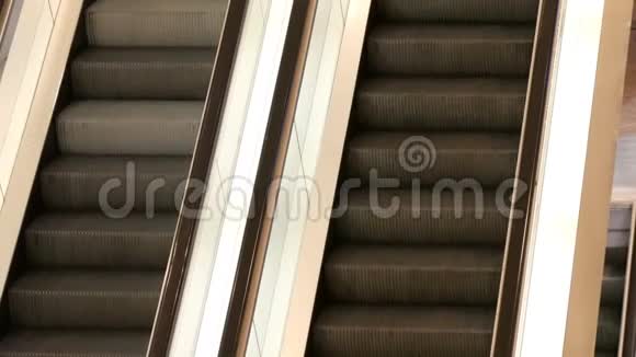 购物中心有两台自动扶梯它们相互向上移动向下靠近俯视视频的预览图