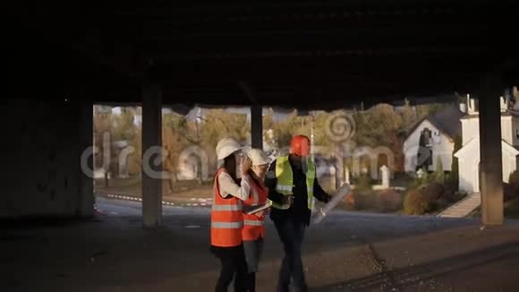 施工现场的施工对象演示工程师讲了两个女人视频的预览图