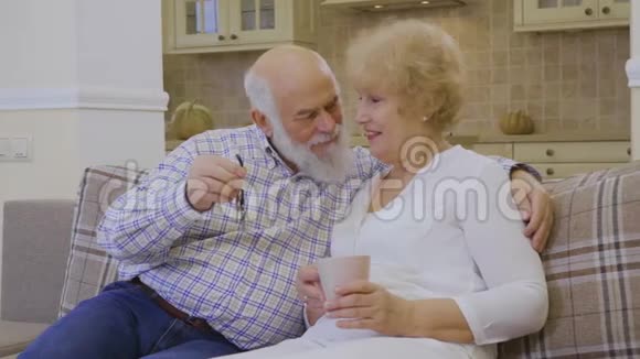 一对幸福的老夫妇带着新房子的钥匙视频的预览图