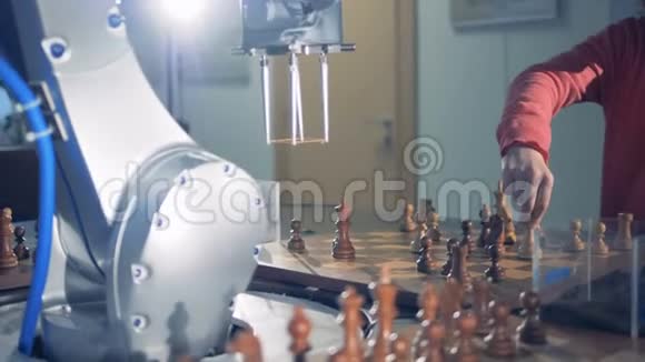 机器人和人类下棋电脑手机械手移动象棋按下控制表键视频的预览图