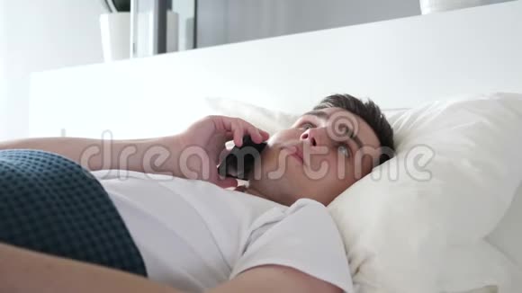 在床上躺着的时候近距离的男人在打电话视频的预览图