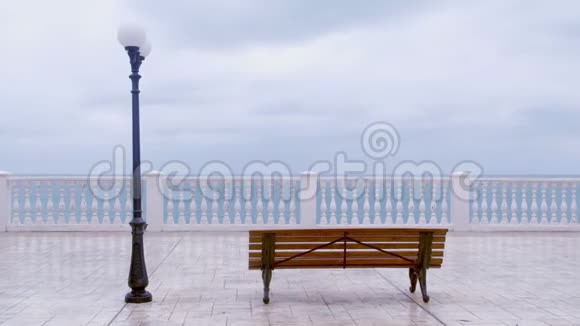 在美丽的露台上的长凳和路灯海滨海景视频的预览图