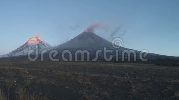 堪察加半岛上的喷发火山于日出时分爆发视频的预览图