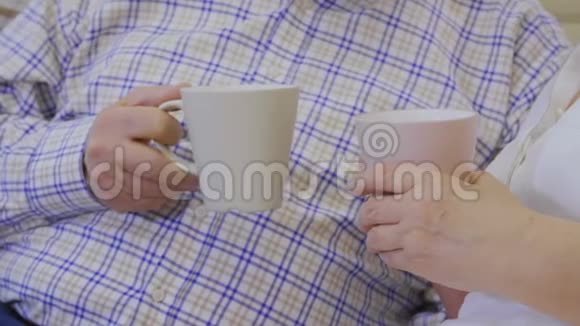 年长的女人和男人喝茶视频的预览图