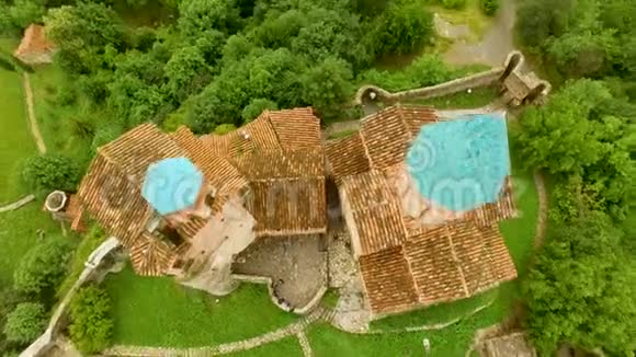 令人叹为观止的格鲁吉亚希尔达村古格里米要塞全景视频的预览图