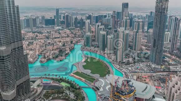阿拉伯联合酋长国迪拜市区摩天大楼昼夜交替令人惊叹的鸟瞰图视频的预览图