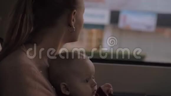 妈妈和可爱的宝贝女儿的汽车之旅视频的预览图