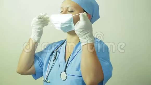 女医生戴上医用口罩视频的预览图