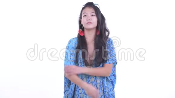 快乐美丽的亚洲旅游妇女双臂交叉微笑视频的预览图