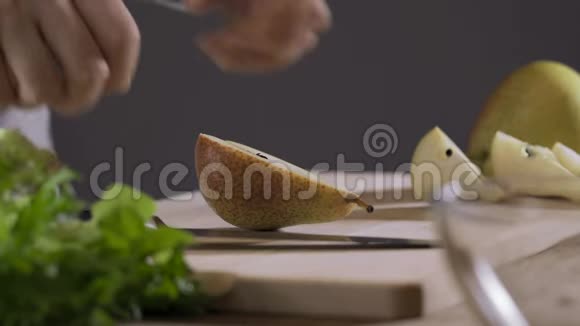 厨师切新鲜美味的水果视频的预览图