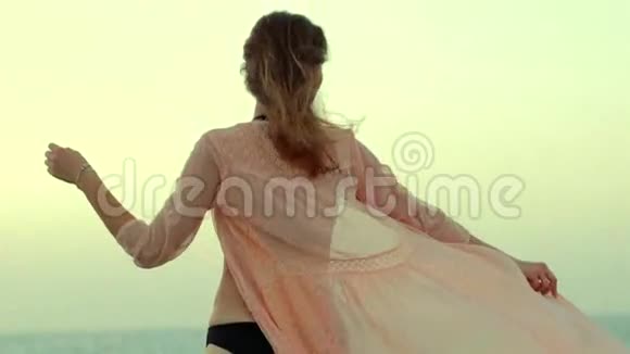 女孩在海边玩衣服视频的预览图