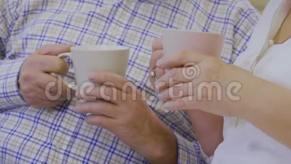 年长的男人喝茶视频的预览图