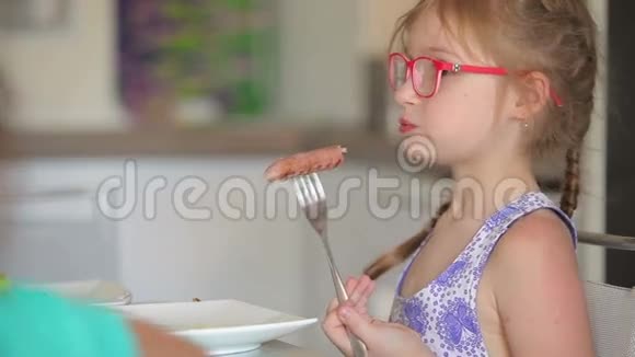 女孩在叉子上吃香肠视频的预览图
